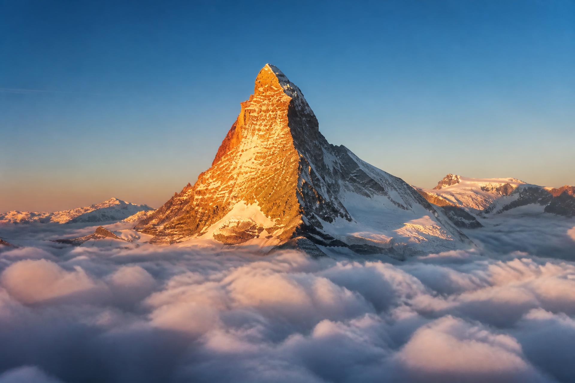 Ruhige Berglandschaft, Sinnbild für klares Webdesign im DACH-Raum